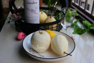 梨洗净、去皮，梨的蒂要保留。柠檬用盐搓洗外皮，切片，只需要2片即可。