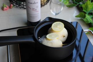 去皮的梨放锅里，加糖、柠檬片混合；梨去皮之后容易被氧化，颜色会变黑变，所以去皮之后要快速放白砂糖、柠檬拌均，防止梨的氧化。