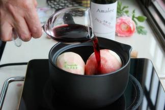 红酒开瓶，倒入杯子，千万不要直接倒入锅里，要让红酒醒一会；醒好的红酒，缓缓倒入锅，红酒要浸没梨，煮锅建议用陶瓷或玻璃锅。