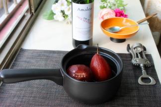 大火煮沸之后，改为小火慢炖30分钟，熄火，不需要懂，放在红酒锅里浸泡一个晚上。