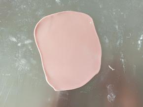 剩余的粉色面团再加一点红曲粉揉匀，擀成薄片