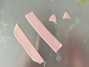 切两个宽一点的长条，还有两个小三角