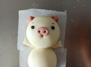 黑色面团做出猪猪的眼睛来