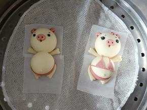 锅里放温水，放蒸屉进行发酵，大概30分钟左右，手指轻按慢慢回弹就可以了，水开后计时，蒸10分钟后关火闷3分钟