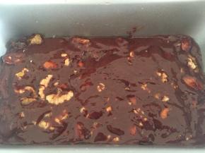 装入模具，我用的是8寸不沾模具，如果你用的不是不沾模具的话，要四周和底部垫油纸哦