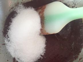 加入细砂糖搅拌均匀