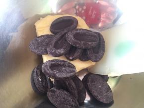 黄油软化后，加入巧克力隔水融化