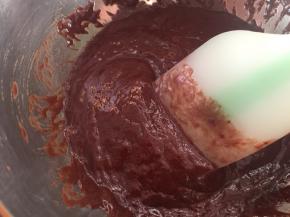 蛋液加入巧克力液中，搅拌均匀