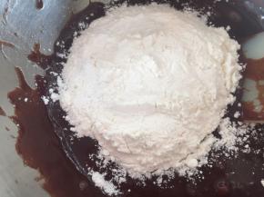 低筋面粉和泡打粉混合，加入巧克力液中，搅拌均匀