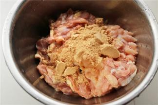 剔去骨头后的鸡腿肉加入烤肉料，戴上一次性手套，按摩入味后送入冰箱腌制1个小时，入味了擦好吃。
