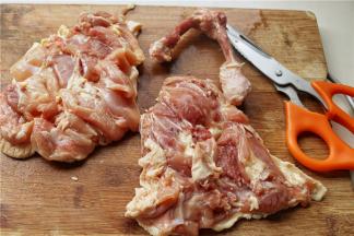 把鸡腿处理一下，剔出骨头，把肉处理的平整一点，可以用刀背敲打一下，肉质会更嫩。