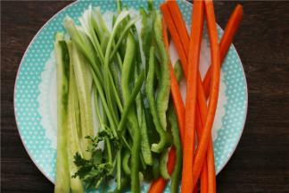 蔬菜处理一下，全部切成条，我放了胡萝卜，香菜、青椒和黄瓜。可以随意按照口味调整。