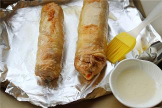 打开锡纸，再刷上一层蜂蜜水烤箱，23。，蜂蜜水的比例是蜂蜜：水=1:1，用温水比较容易混合均匀。