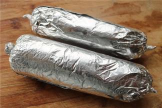 用锡纸包起来，两头拧一下，像是包糖果一样，这样可以给鸡腿定型，烤的时候不会因为鸡肉变形而散开。总共做了2个卷。