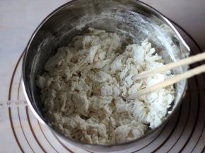 混合步骤1中所有原料，揉至成团，温暖处静置2小时