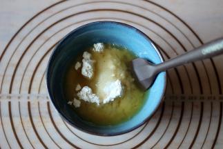 将熬好的花椒油倒入金龙鱼澳大利亚麦芯小麦粉当中，搅拌均匀