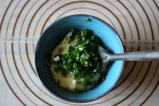 加入葱花，拌匀