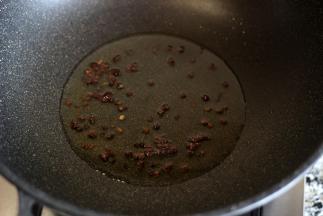 锅中倒入食用油和花椒，用中小火慢慢熬出香味