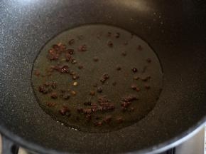 锅中倒入食用油和花椒，用中小火慢慢熬出香味
