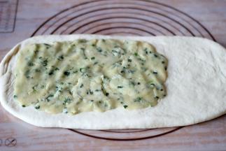 将面团擀成长方形，在三分之二的地方均匀的铺上油酥