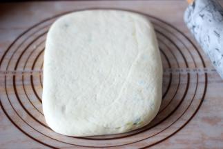 将面团擀成长方形