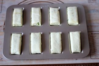 放入烤盘，静置20分钟，然后表面刷一层薄薄的水，撒上芝麻