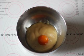 炼乳中打入蛋黄，搅拌均匀