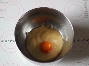 炼乳中打入蛋黄，搅拌均匀