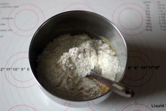 倒入过筛的粉类，用刮刀拌匀