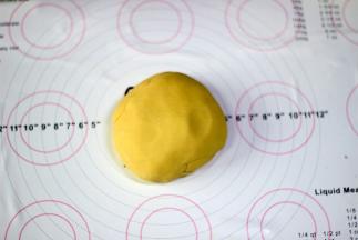 放在工作台上揉成光滑的面团