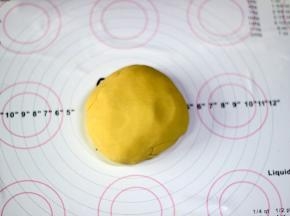 放在工作台上揉成光滑的面团