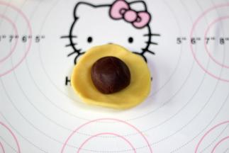 将豆沙放在面皮中央