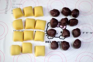 将面团和豆沙馅都分成12等份