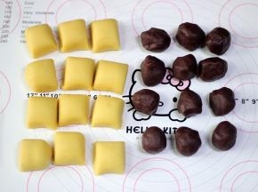 将面团和豆沙馅都分成12等份