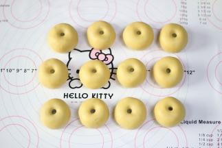 用筷子在顶部插一个洞