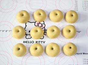 用筷子在顶部插一个洞