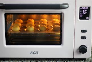 将烤盘移入预热好的ATO-E43AZ烤箱中层，上下火160度烘焙10分钟