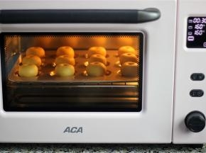 将烤盘移入预热好的ATO-E43AZ烤箱中层，上下火160度烘焙10分钟