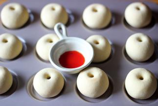 用刷子在烤好的果子上薄薄的刷一层颜色