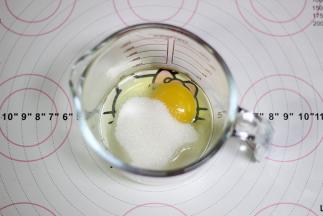 细砂糖，盐，鸡蛋搅拌均匀