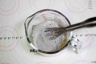 加入混合过筛的黑米蛋糕粉和泡打粉