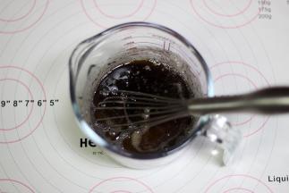 加入融化的黄油搅拌均