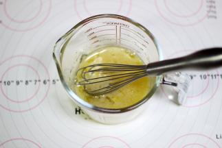 加入枫糖浆搅拌均匀