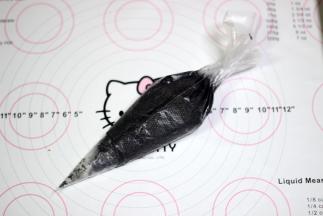 装入裱花袋，冷藏1小时