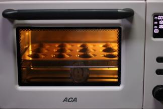 移入预热好的ATO-E43AZ烤箱中层，上下火180度烘焙15分钟