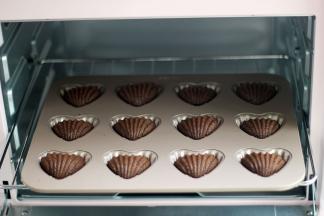 烤制结束后马上取出，上色很均匀，甜蜜软糯的小蛋糕就烤好啦