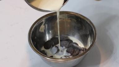 1.	淡奶油煮沸后冲入巧克力中（淡奶油一旦沸腾，气泡会非常剧烈。所以一但沸腾就要马上离火。不然容易溢出）