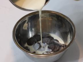 1.	淡奶油煮沸后冲入巧克力中（淡奶油一旦沸腾，气泡会非常剧烈。所以一但沸腾就要马上离火。不然容易溢出）