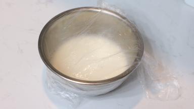 2.	蒙上保鲜膜，静置10分钟