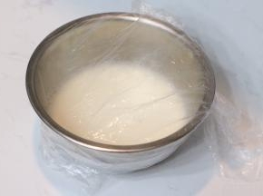 2.	蒙上保鲜膜，静置10分钟